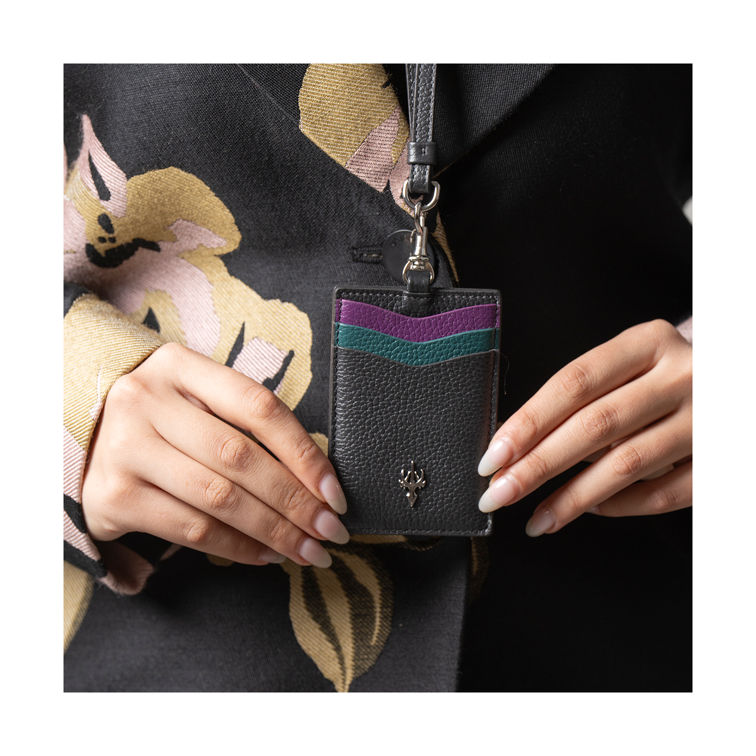 حامل بطاقات معلق – رمادي داكن وأزرق مخضر فاتح