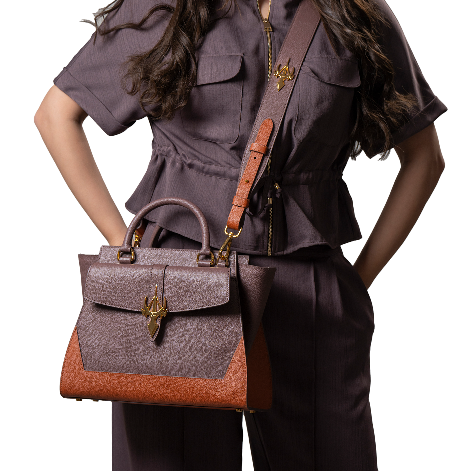 الظبي بني وبرتقالي